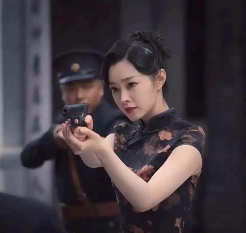 宋轶萌探里的造型好复古,喜欢这样的发型和旗袍.