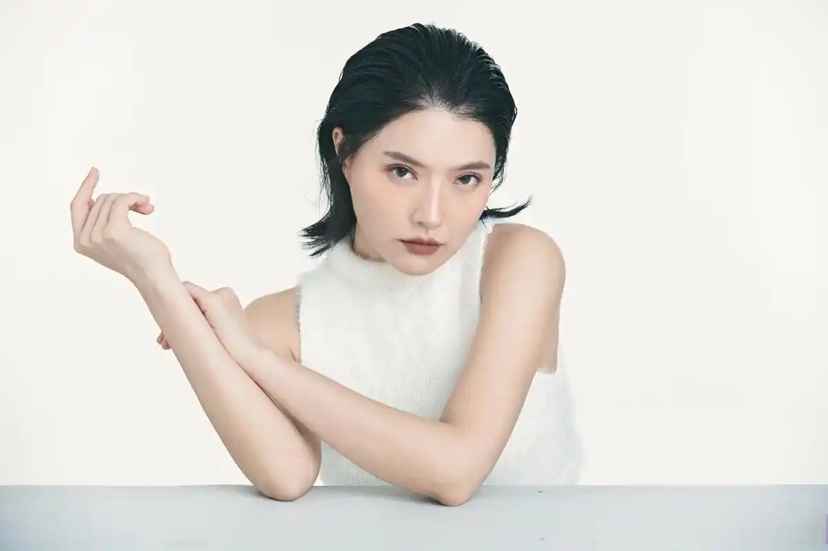 你身边的庄心妍##分享图片# 极简白[心]