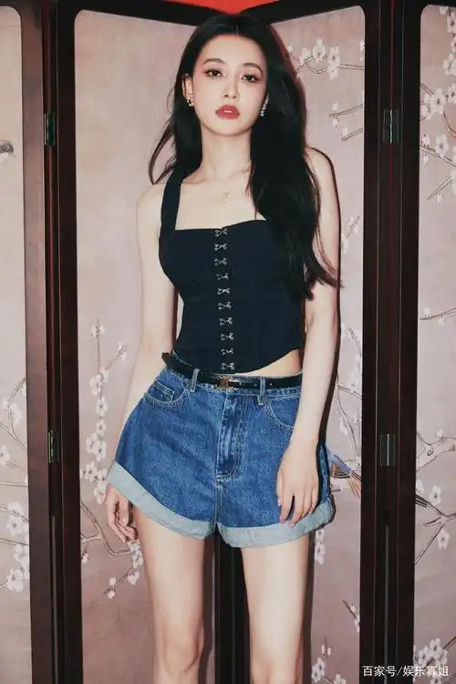 比例惊人,就是一整个p都不敢这么p的程度,引发网友热议,对孙怡这身材