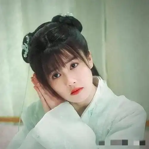 28岁白鹿素颜无滤镜出演《警察荣耀》,打脸了多少半永久的磨皮脸|张若