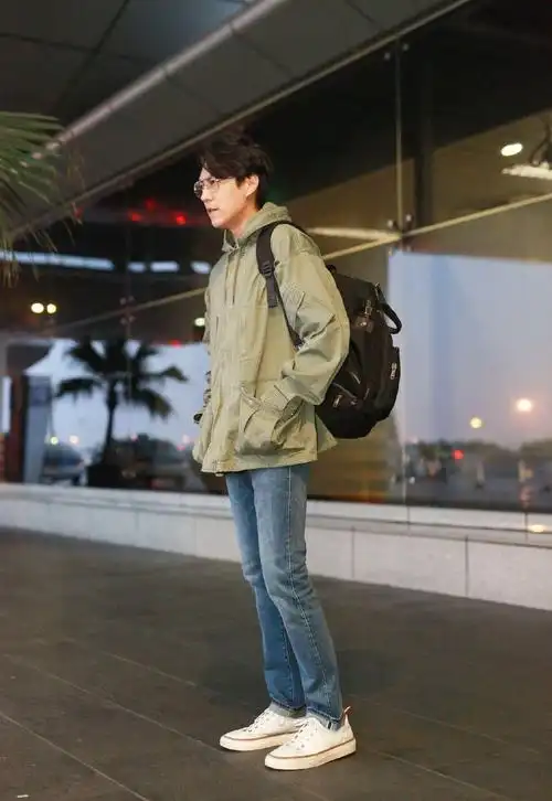 360体育-男人到了45岁,劝你少穿西装裤!