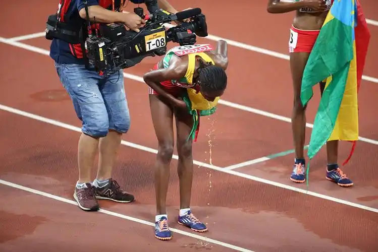 运动员赛后呕吐