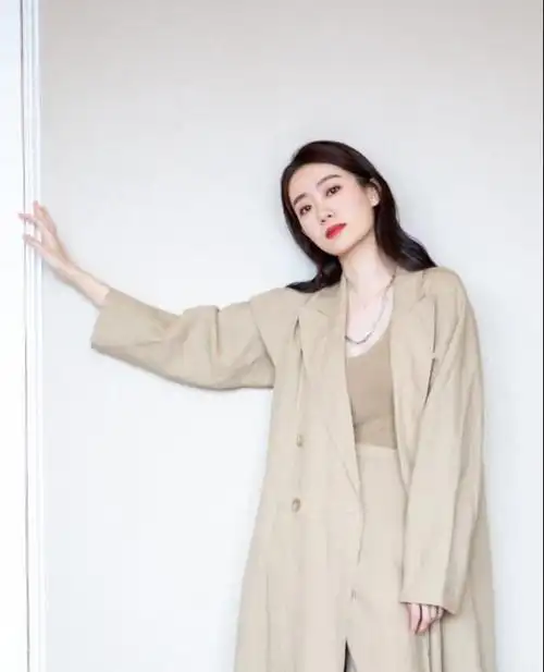 张小斐时尚大片曝光穿浅绿露背裙高级又优雅真是红气养人