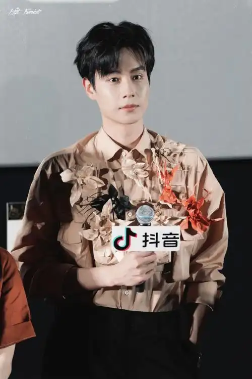 顾晏惜#    #惜花芷直播#现场美照来袭  今日份顾晏惜@胡一天啊帅出新