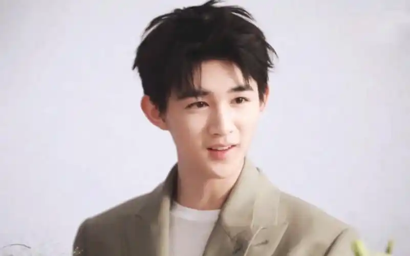 【荣梓杉|芭莎男士拍摄花絮】是馥郁芬芳的少年啊