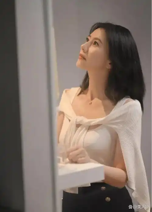 高圆圆又带火了一种高级穿法:老头背心 锁骨发,减龄又时髦