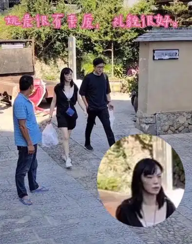 组图:偶遇姚晨素颜现身村口 网友大赞其"很有素质讲礼貌"