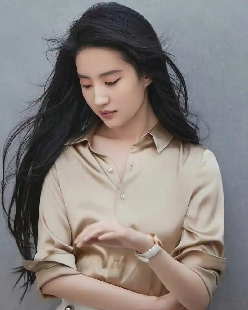 刘亦菲# 身穿长袖衬衣配白色长裤,甜美清纯,妩媚柔情,纯欲感十足的