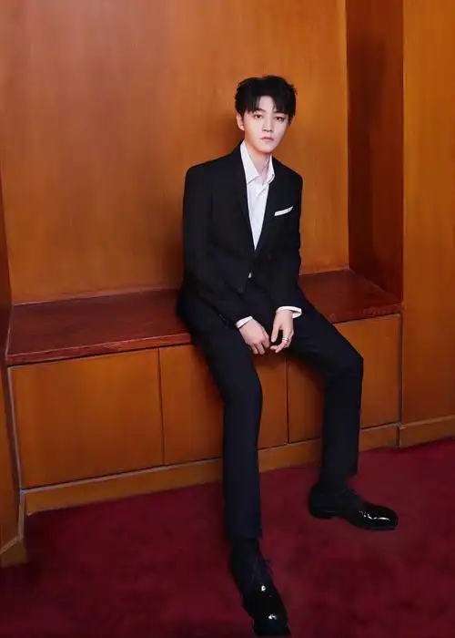 王俊凯黑色西装出席第30届大学生电影节如从童话中走来的小王子