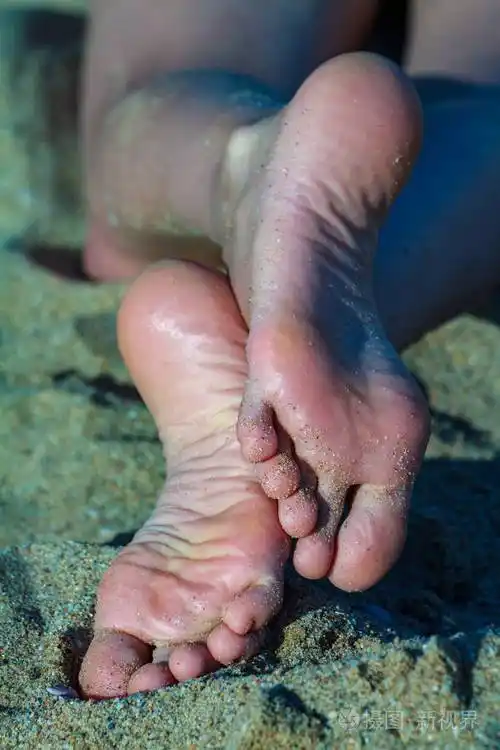 年轻女孩的脚趾健康美丽