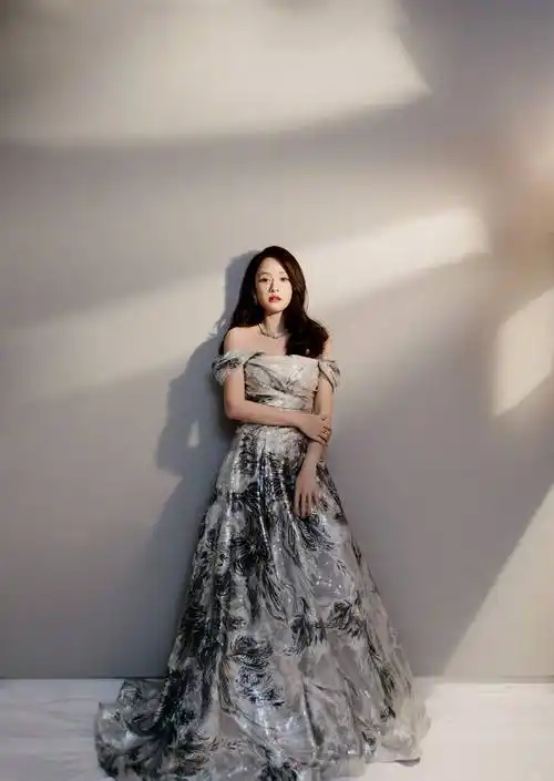 陈乔恩云纹吊带连衣裙优雅写真_网友_白色_气质