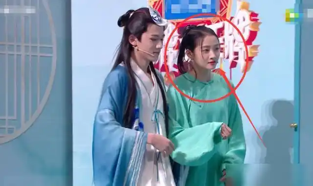 宋亚轩忘了男女有别,搂着关晓彤往前走,瞄到女生表情,笑岔气了