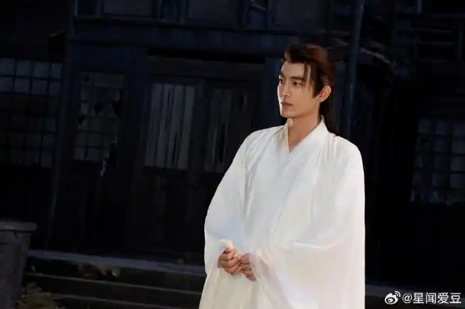 林更新这脸部线条轮廓好清晰啊,很是欣赏他的古装造型!