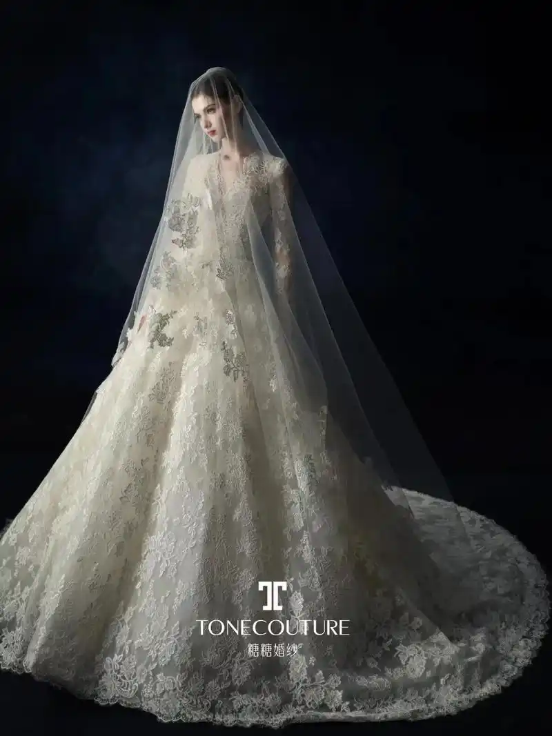 新品官宣,又一小众设计师品牌收入囊中,评论预约试穿哦#婚纱礼 - 抖音