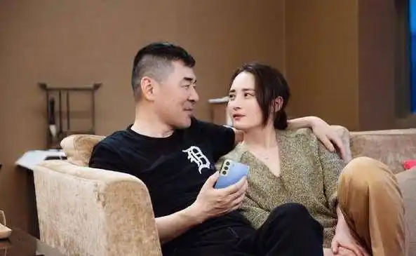 陈建斌也公开高调安慰他的妻子,温暖的心安慰他的妻子,说他将来会保护