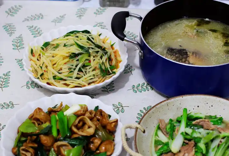 晒晒我的家常晚餐,三菜一汤,花费80元,圈友:太贵了,吃不起!