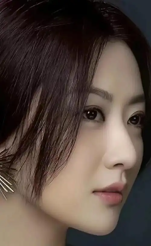 白冰那时候就开始就不流行这类端正大气的美人了实际她颜值很高的