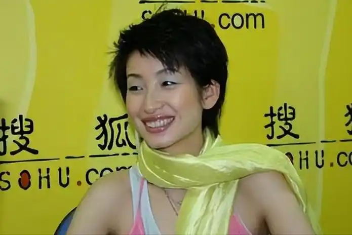 在其他同学还在抱怨要早起练功的时候,秦海璐却更早地来到教室,独自