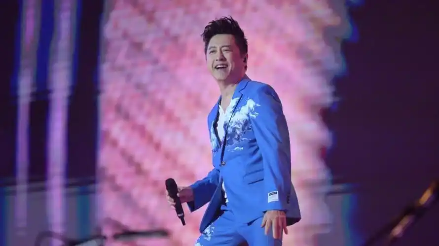 庾澄庆含泪狂飙《春泥》,一开口就唱出伊能静多年不甘