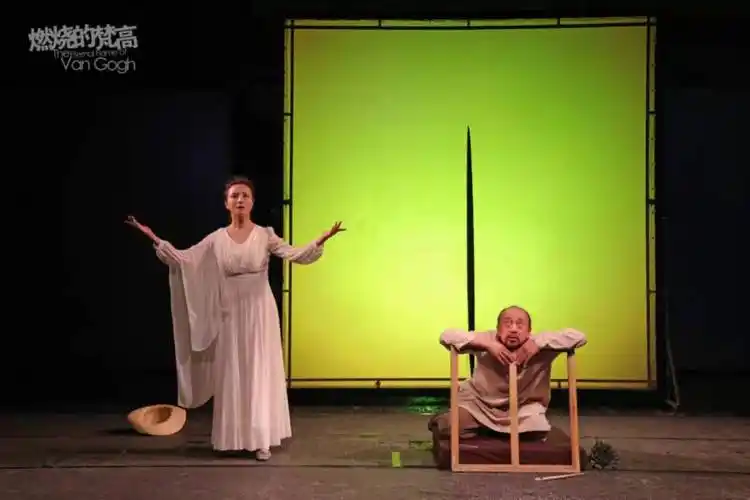 白荟(左)饰演"女神" 剧照摄影/李春光梵高——王劲松 饰杨明鑫(右)