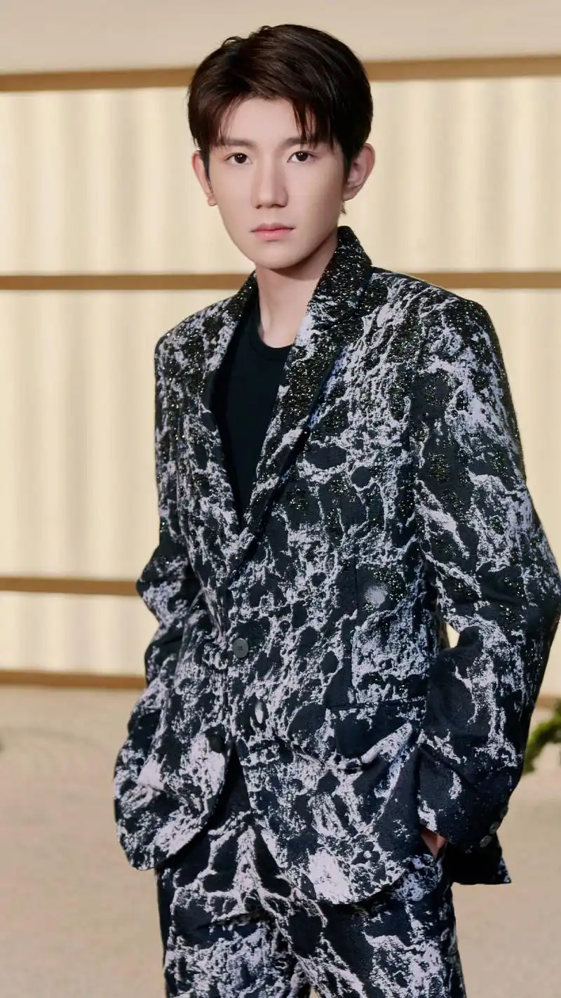 歌手王源,帅气小源写真照来了,来看帅哥的照片吧