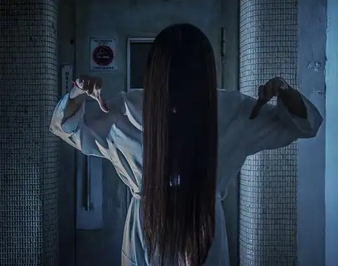 女白领电梯见鬼吓晕 "贞子"披头散发步步逼近