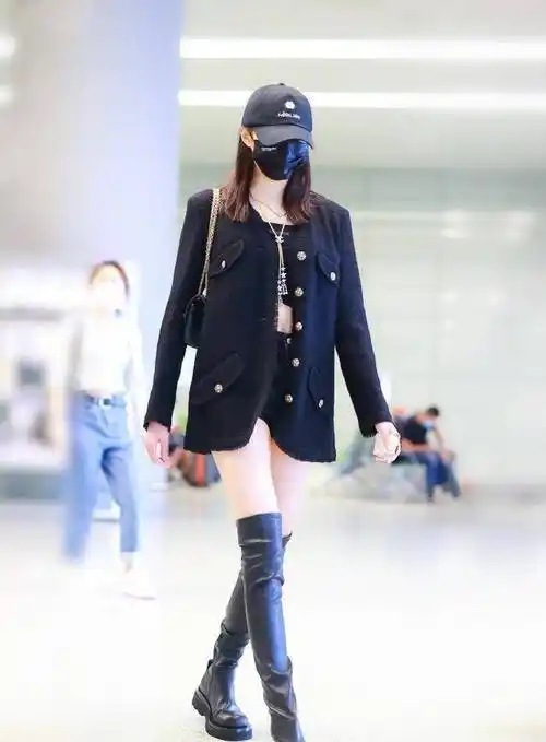 23岁关晓彤比空姐还苗条,穿西装过膝靴秀电线腿,女生都酸到不行_身材