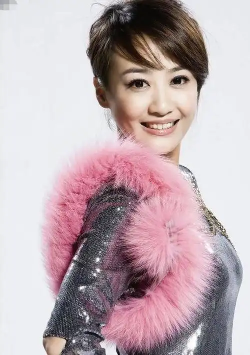 主播左岩:曾和杨迪传绯闻,离开浙江卫视低调嫁普通人同样幸福