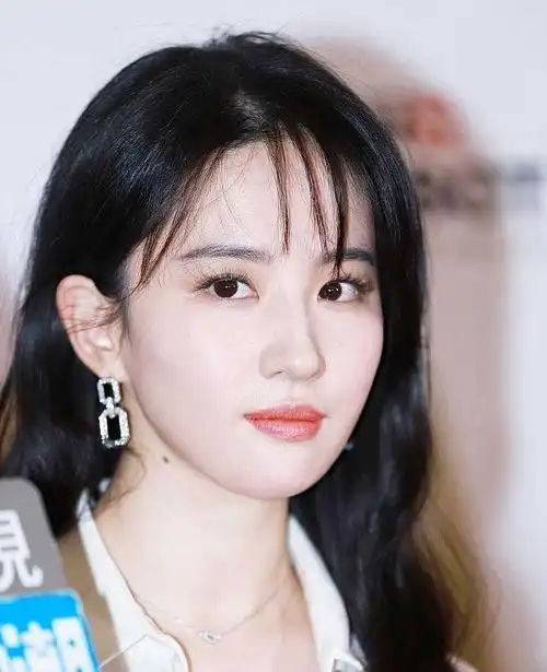 刘亦菲的空气刘海好惹眼,配上衬衫更温柔了,一般人模仿不来|阔腿裤|撞