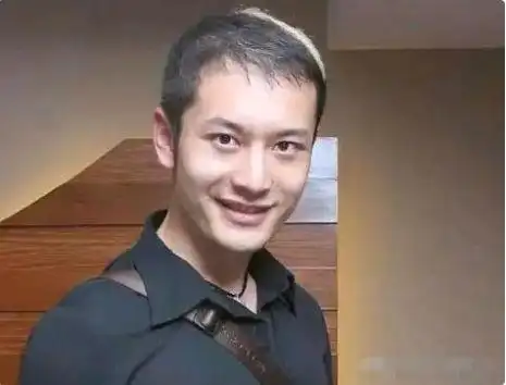 原来男星早就秃了,黄晓明,周杰伦头顶稀疏,观众被骗惨了