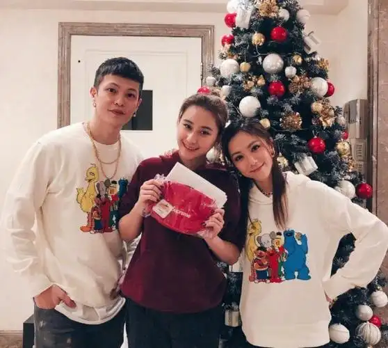 邓紫棋晒健身照,瘦得只剩腹肌,和男友劲舞做"扩身材运动"_华晨宇_社交