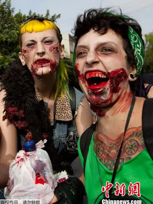 2012年12月1日,秘鲁利马街头上演年度僵尸大游行,恐怖造型令人触目