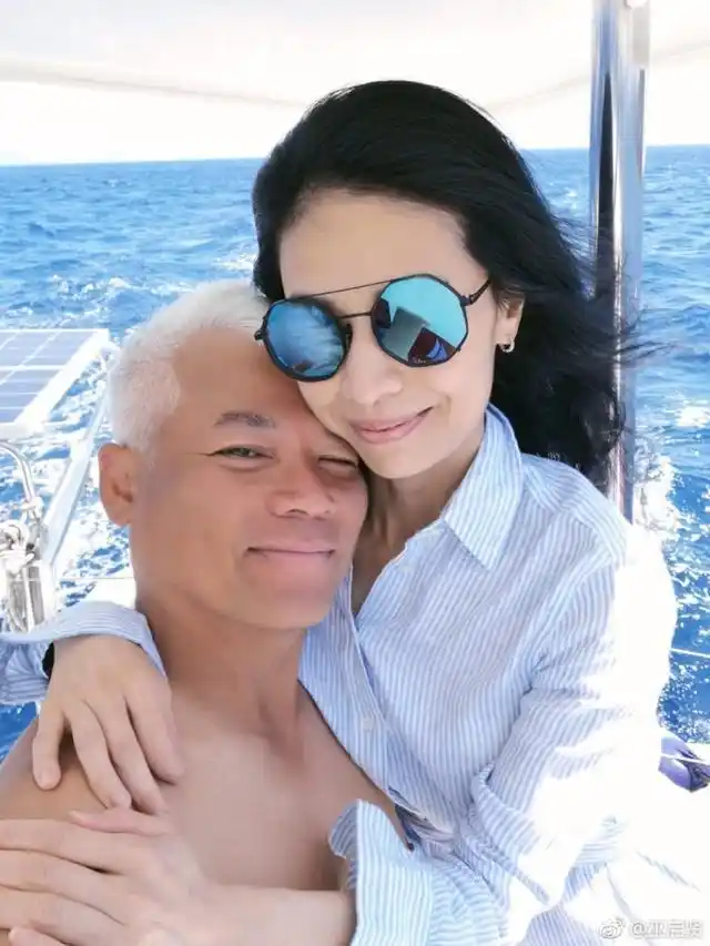 比林瑞阳年轻亦满头白发,妻子是名模,今一对女儿曝光长相惹争议