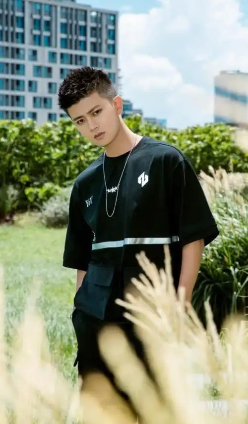 有一种"帅气"叫任嘉伦剪寸头,配上黑色工装,帅得像初恋!