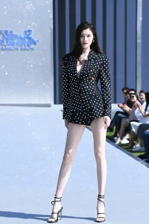 女明星的凉鞋有多难穿赵丽颖的鞋不合脚杨幂张天爱靠脚趾抓地