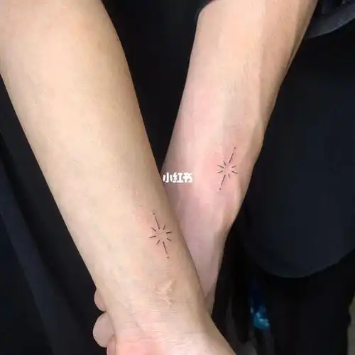 想不到做什么情侣图案的纹身,不愿意做字母和雷同的图案 可以考虑这种