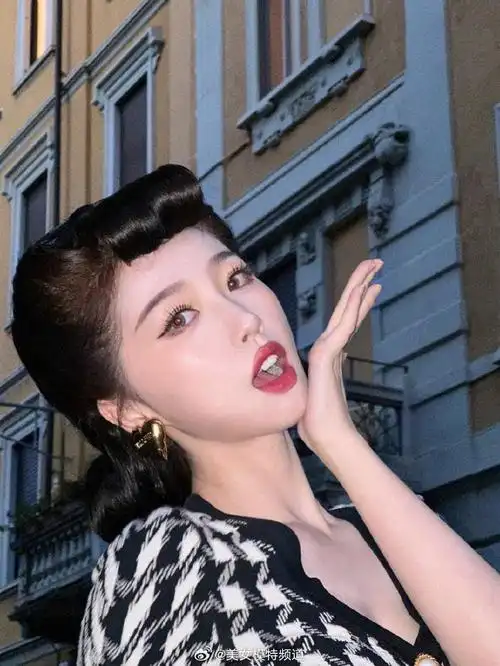 虞书欣复古摩登刘海古典大气 黑白格子短裙俏丽吸睛