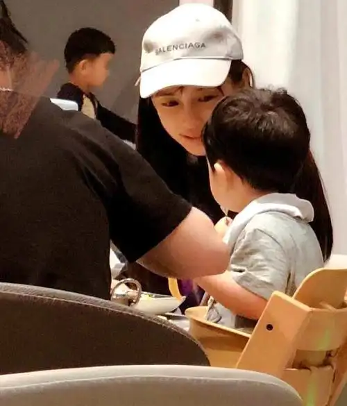 黄晓明angelababy6岁儿子深夜送急诊,照片流出,杨颖眼神焦灼