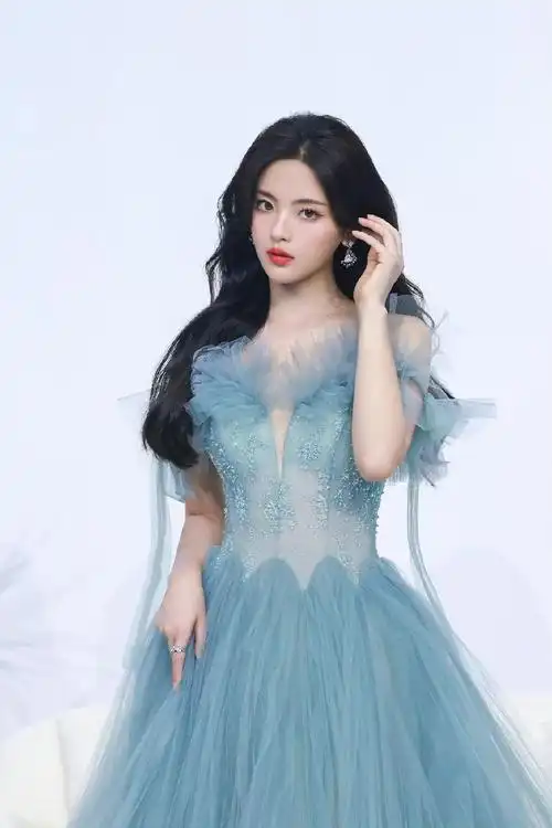杨超越身着水蓝纱裙卷发造型更精致