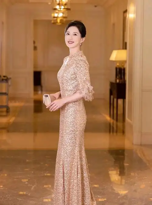 那么在儿子的婚礼上,不妨选择一款浪漫的卷发发型