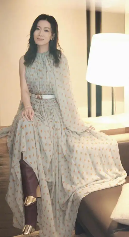 佘诗曼46岁了穿吊带纱裙亮相气质在不用扮嫩比25岁时更美
