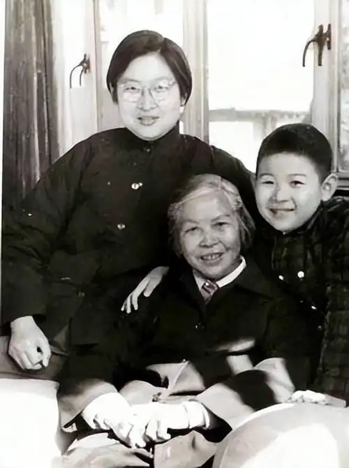 1984年贺子珍病逝,葬礼规格上海市委不敢做主,邓小平一句话定下