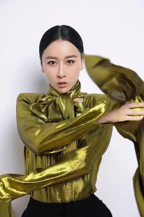 毛俊杰写真风格大胆演绎色彩美学 金属色外套摩登柔美率性张扬