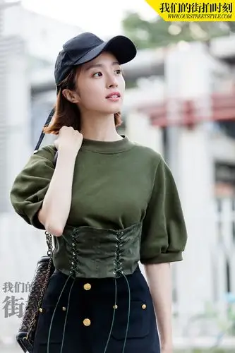 胡冰卿出街造型简约 打破沉闷清爽一夏