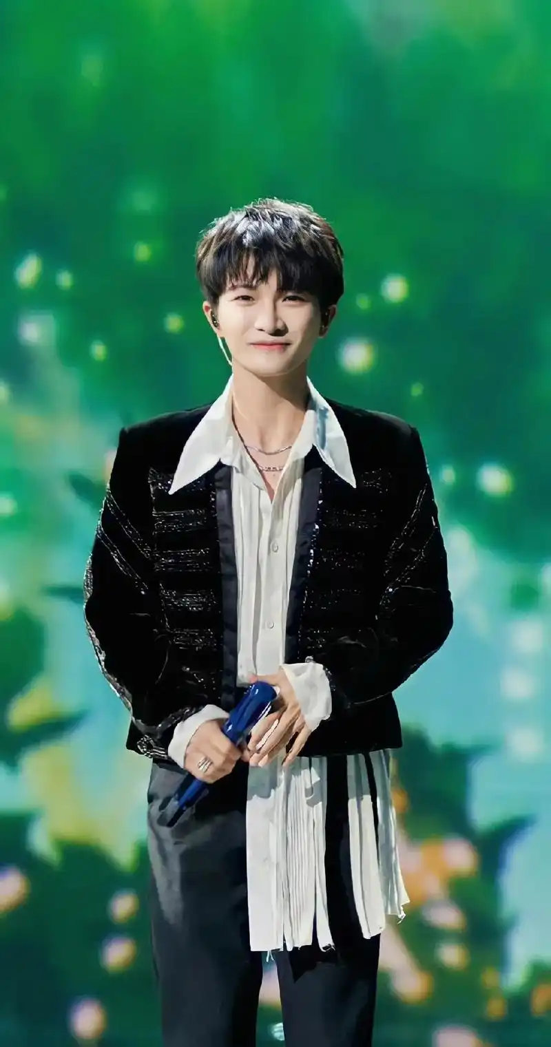 祝#宝藏男孩 #周深 越来越好,一直爱你7815 #周深壁纸  - 抖音