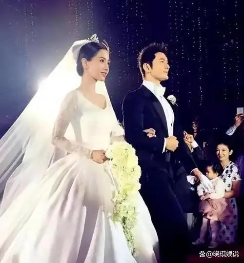 杨颖高调晒全家福庆生7岁小海绵正脸照首曝光像极了黄晓明