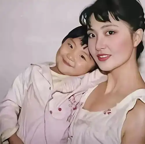 90年代一对北京母女的合影年轻的妈妈端庄靓丽美得惊艳