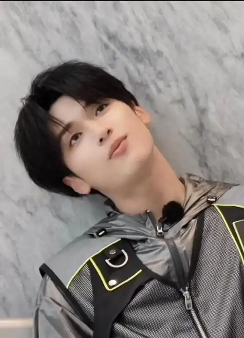 严浩翔今日份营业vlog,是戴墨镜笑起来满分痞感的浩翔