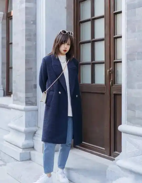 藏蓝色大衣搭配什么内搭和裤子?