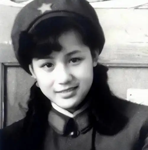 无儿无女的李建群与著名导演同居27年不结婚临终后悔让人心疼